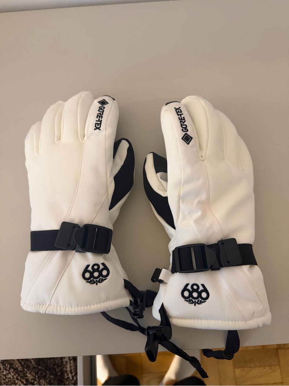 686 White and Black Gore‑Tex Snow Gloves
